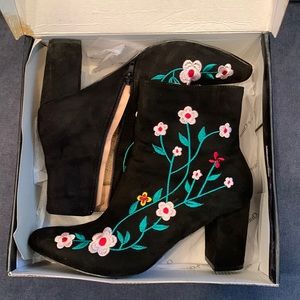 Chase + Chloe black boots